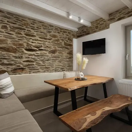 Falcon Eyes- Panoramic Stone House بيت للعطل Ándros